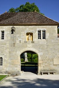 Romanische Architektur: Blick auf den Eingang zur Zisterzienserabtei von Fontenay, Burgund von Romanesque
