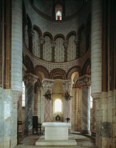 Romanische Kunst: Innenansicht der Apsis und des Chorumgangs der Kirche St. Peter. Chauvigny, Wien von Romanesque