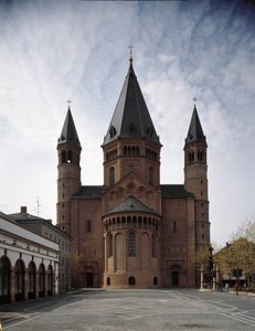 Romanische Kunst: Blick auf die Kathedrale von Saint Martin, erbaut zwischen dem 10. und 12. Jahrhundert. Mainz, Deutschland von Romanesque