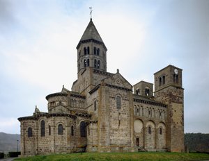 Romanische Kunst: Ansicht der Kirche von Saint-Nectaire (12. Jahrhundert)