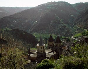 Romanische Kunst: Ansicht der Kirche der Abtei Sainte Foy von Conques von Romanesque