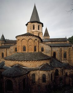 Romanische Kunst: Ansicht der Kirche der Abtei Sainte Foy (Sainte-Foy) von Conques von Romanesque