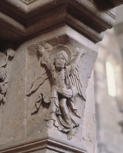 Südportal: ein Engel bringt die frohe Botschaft (Engel mit einem Olifanten) (Skulptur) von Romanesque