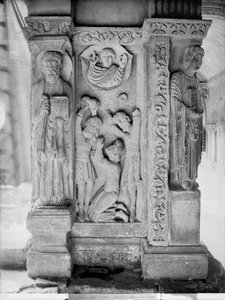 Die Steinigung des Hl. Stephanus, von einer Säule im Kreuzgang