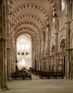 Abtei von Vézelay (89), das Kirchenschiff der Basilika Santa Maria Magdalena. 12. Jahrhundert. von Romanesque