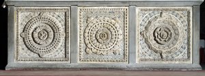 Ansicht des Altars aus Marmorplatten von Romanesque