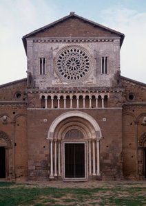 Ansicht der Fassade der Kirche San Pietro (ca. 1250, restauriert 1870) Tuscania, Italien von Romanesque