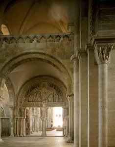 Ansicht des Narthex und des zentralen Tympanons, das die Mission der Apostel darstellt. Basilika von Santa Maria Magdalena (Sainte Marie Madeleine (1096-1106), Vezelay, Yonne