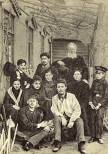 Anton Tschechow mit Verwandten und Freunden im Hof seines Hauses in der Sadovaya-Kudrinskaya-Straße, Moskau, Frühling 1890 von Russian Photographer