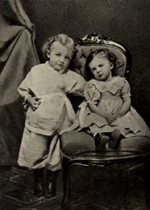 Lenin im Alter von vier Jahren und seine Schwester Olga, Simbirsk von Russian Photographer
