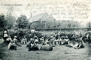Kulis beim Frühstück, um 1908 (s/w Foto)