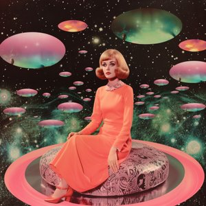 Frau im Retro-Weltraum