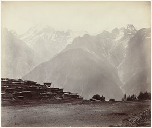 Blick auf Chini mit dem Himalaya im Hintergrund von Samuel Bourne (attributed to)