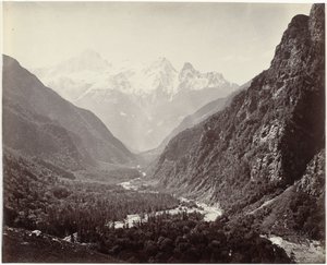 Blick auf ein Tal und die Gipfel des Srikanta, Indien