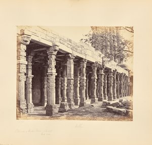 Delhi; Kolonnade der Hindoo-Säulen am Kutub Minar, Ostseite von Samuel Bourne