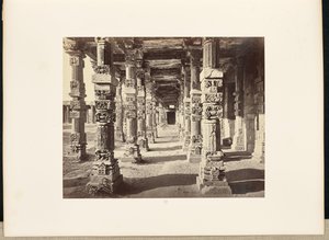 Delhi; Der Kutub Minar, Innenansicht der östlichen Kolonnade von Samuel Bourne