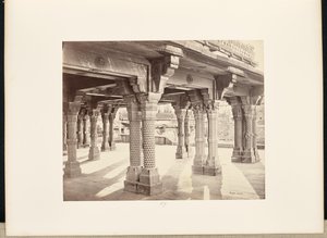 Futtypore Sikri; geschnitzte Säulen im Panch Mehal von Samuel Bourne