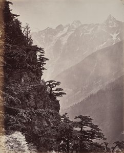 Die oberen Himalayas. Blick auf die neue Straße in der Nähe von Rogi