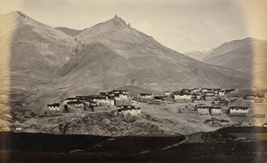 Das Dorf Kibber, Spiti, mit Chikkim in der Ferne