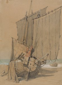 Fischerboote am Strand mit trocknenden Segeln