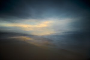 Neblige Strand-Einsamkeit