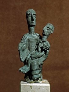 Nuragische Kultur (Nuraghi) Sardinien: Bronze-Statuette der Muttergöttin, die einen toten Krieger stützt. Aus Urzulei nahe Nuoro. 8.-7. Jahrhundert v. Chr. Cagliari, Museo Nazionale Archeologico, Sardinien, Italien
