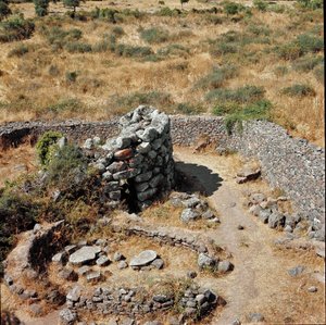 Nuragische Kultur (Nuraghi) Sardinien: Ruinen der nuragischen Stadt auf dem megalithischen Gelände von Losa: einer der Verteidigungstürme. 15. Jahrhundert v. Chr. Abbasanta, Sardinien, Italien