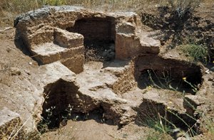 Nuragische Kultur (Nuraghen) Sardinien: Ruinen der pränuragischen Stadt auf dem megalithischen Fundort Anghelu Ruju: der zentrale Turm. 20. Jahrhundert v. Chr.