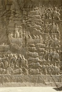 Eine königliche Wildschweinjagd, möglicherweise Khosrow II., der einen Pfeil von einem Boot aus schießt, Relief von der Seite der Aivans, ca. 620