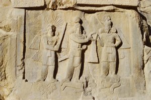 Basrelief der Investitur und des Sieges von Ardashir II., ca. 379-383 von Sasanian School