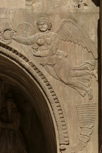 Genius, der eine Schale mit Früchten hält, symbolisiert Überfluss, von einem Zwickel eines Aivans, 590-628