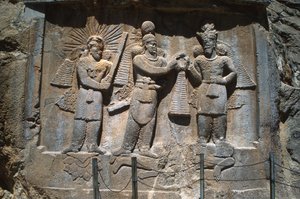Relief außerhalb der Grotten, das die Investitur von König Ardeshir II. (379-383) darstellt, aus den sassanidischen Grotten von Taq-e Bostan