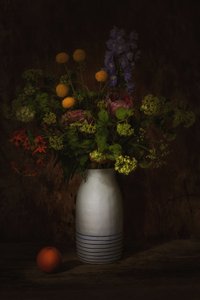 Dunkles Blumenstillleben von Saskia Dingemans