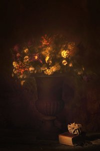 Goldenes Blumenstillleben von Saskia Dingemans