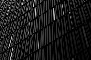 Dunkle gestreifte Architektur