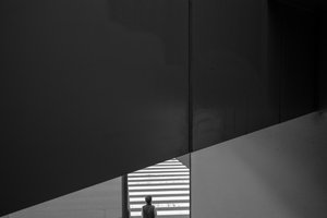 Einsame Figur in urbaner Geometrie