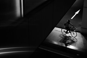 Städtische Radfahrer Silhouette von Satoshi Hata