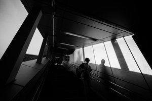 Städtische Figur im Schatten von Satoshi Hata