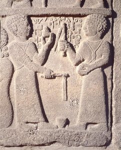 Relief, das zwei Jungen zeigt, die mit einem Kreisel spielen, aus Karkemisch, Türkei, neo-hethitisch