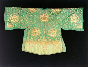 Ein chinesischer Drachenmantel aus olivgrünem Satin von School Chinese