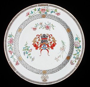 Ein famille rose Wappenlader mit den Armen von Leonrodt aus Österreich, ca. 1730