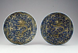 Ein Paar Unterglasur Blau & Gelb Drachenschalen von School Chinese