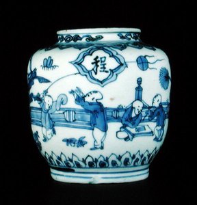 Blau-weiße Vase mit spielenden Jungen, Wanli von School Chinese