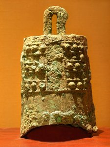 Bronzeglocke (770-476 v. Chr.), entdeckt in Xiangmen. Fotografie, Leonard de Selva, Suzhou Museum, China, 2006. von School Chinese