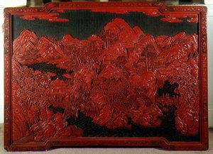 Geschnitzte Wandtafel auf grünem Grund