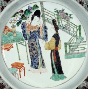 Chinesische Kunst: „Zwei elegant gestylte Frauen“ Keramikteller des 18. Jahrhunderts. Paris, Guimet Museum, Nationalmuseum für asiatische Kunst von School Chinese