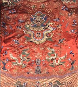 Chinesischer Drachenmantel (bestickte Terrakotta-Seide) von School Chinese