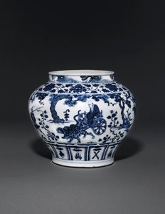 Außergewöhnlich seltene und wichtige blau-weiße Vase, Guan Yuan Dynastie, Mitte des 14. Jahrhunderts von School Chinese