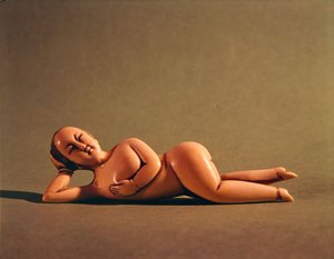Figur einer Frau, die von einem kranken Patienten verwendet wird, um dem Arzt die betroffene Stelle zu zeigen