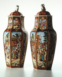 Paar chinesische sechseckige Vasen mit Deckeln, Qianlong-Periode (1736-95)